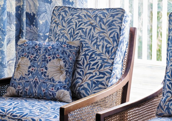 Dekostoff lebhaftes Zweigmotiv blau MSIM226893